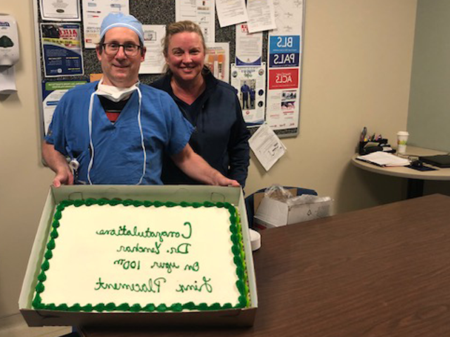 Dr. Yenchar 和 Tonya Mundy hold a celebratory cake